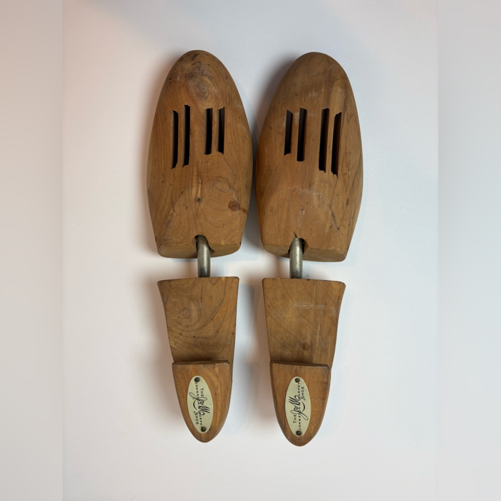 Johnston & Murphy VTG cedar wood shoe tree
| stretcher size M